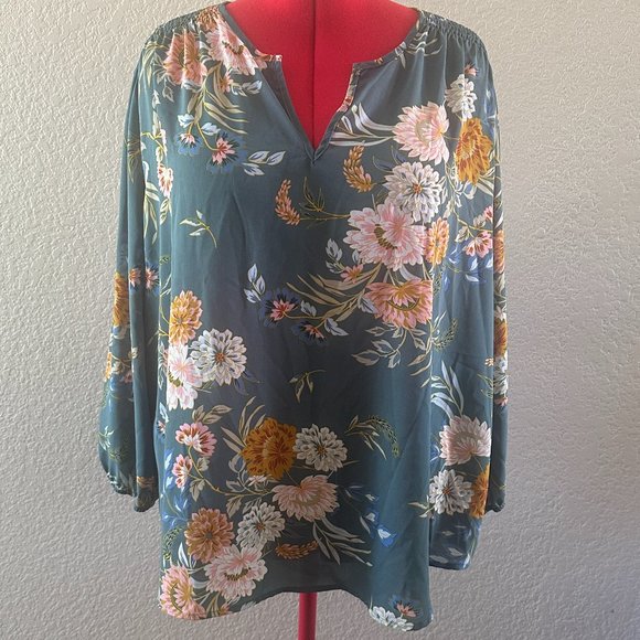 fun 2 fun Tops - Fun 2 Fun Floral Blouse with elastic sleeve and shoulder accent Size 3X